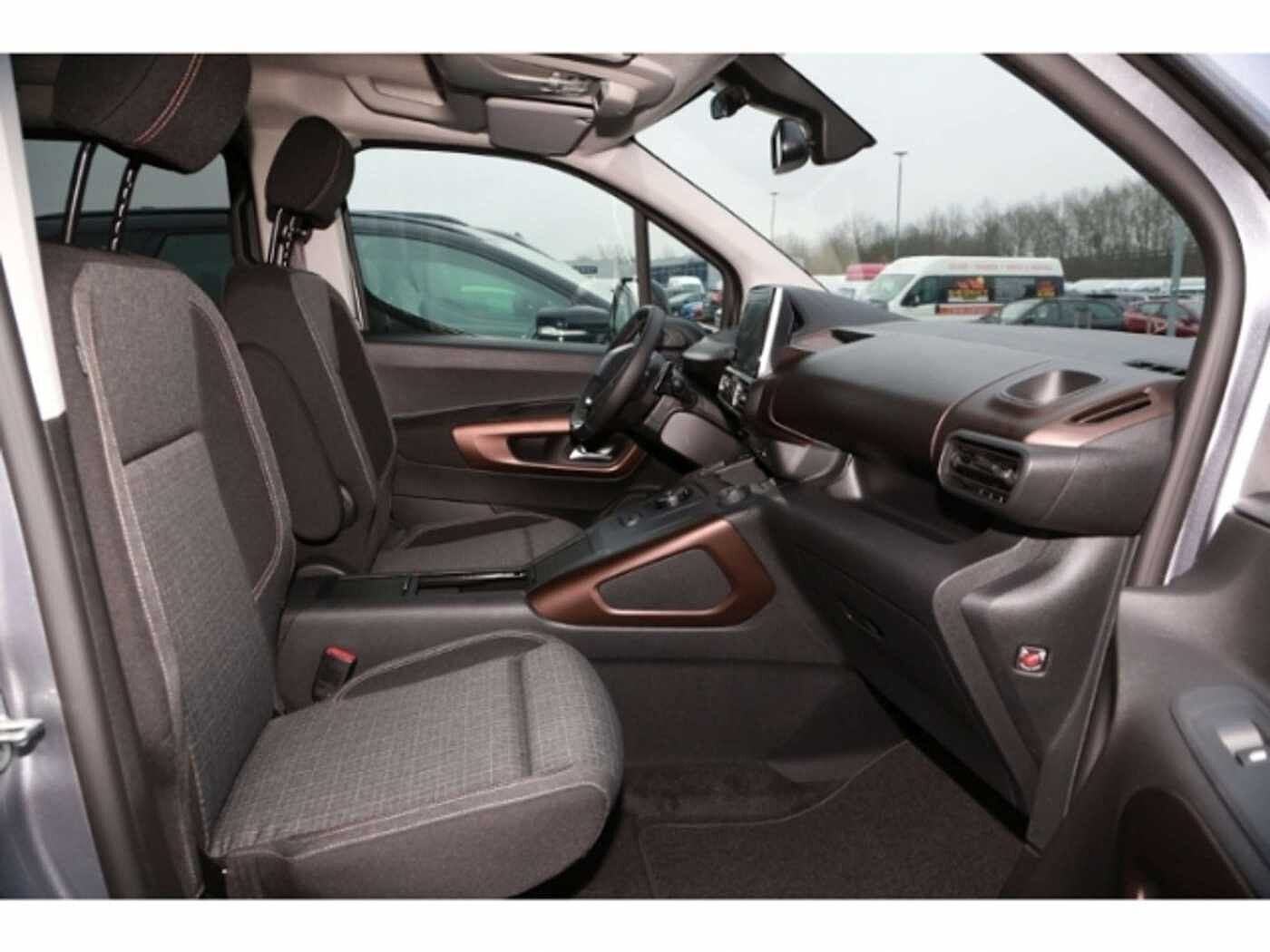 Peugeot  GT L2 1.2 PT 130 7-Sitzer Navi Sitzheizung